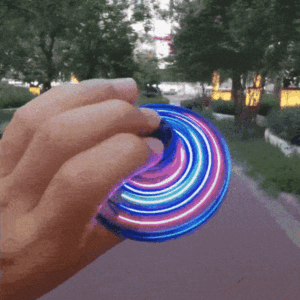 Leteči Spinner Pro v akciji - demonstracija vrtenja in lebdenja.