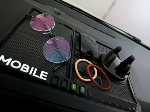 Protuklizna podloga za kontrolnu ploču | HOLDYMAT photo review